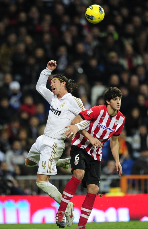 Real Madrid's Defender Sergio Ramos (L) Vies