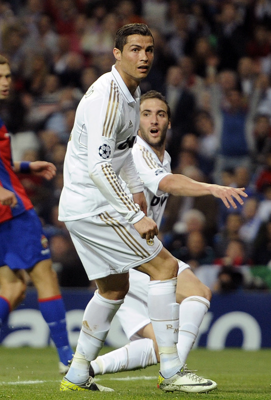 Real Madrid's Argentinian Forward Gonzalo Higuain (R) Celebrates