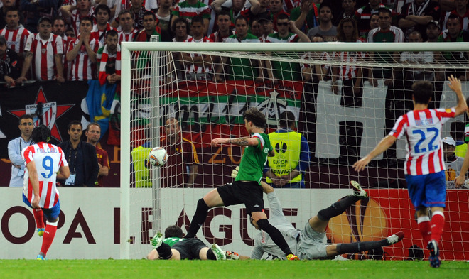 Atletico Madrid's Colombian Forward Radamel Falcao (L) Scores