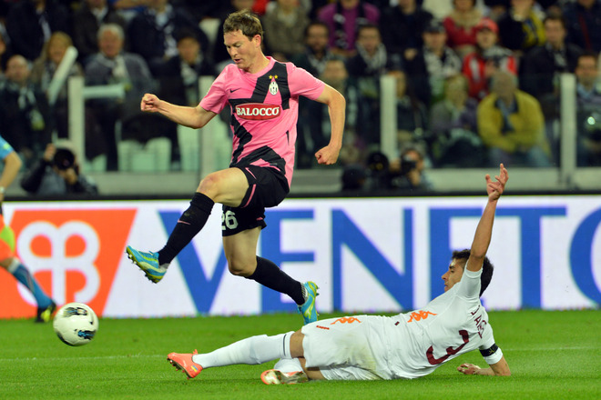 Juventus' Swiss Defender Stephan Lichtseiner (L) Vies For The Ball With AS Roma's Spanish Defender Jose Angel Valdes