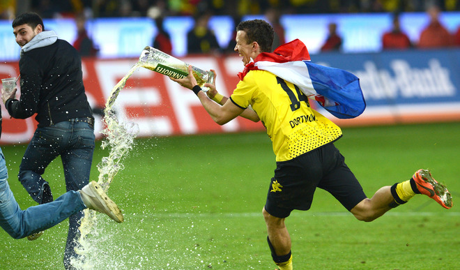 Dortmund's Croatian Midfielder Ivan Perisic Pours Beer AFP PHOTO / PATRIK STOLLARZRESTRICTIONS / EMBARGO - DFL