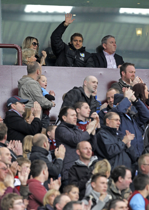 After 19 Minutes Supporters Applaud Aston Villa's Captain, Bulgarian Midfielder Stiliyan Petrov (top Centre), Who Has