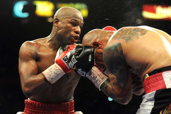 US Boxer Floyd Mayweather (L) Fights