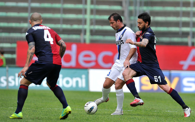 Cagliari's Andrea Cossu (R) Fights