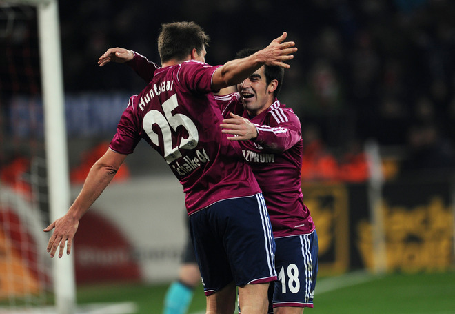 Schalke's Dutch Striker Klaas-Jan Huntelaar (L) Celebrates With Schalke's Spanish Midfielder Jose Manuel Jurado 