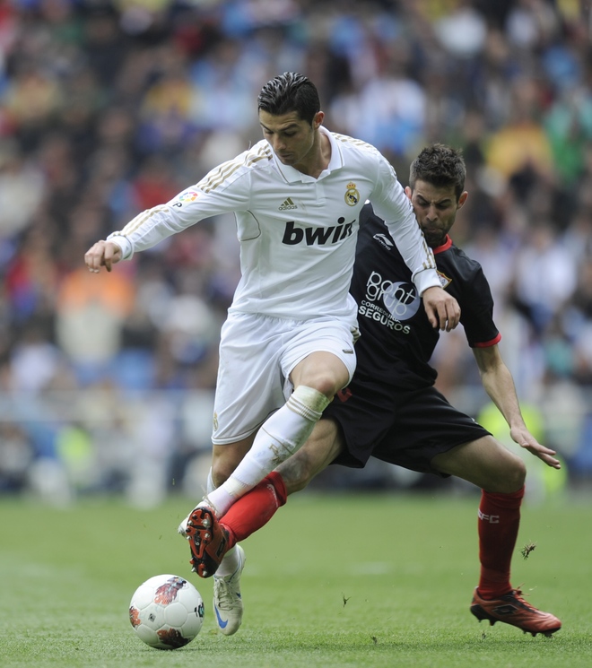 Real Madrid's Portuguese Forward Cristiano Ronaldo (L) Vies