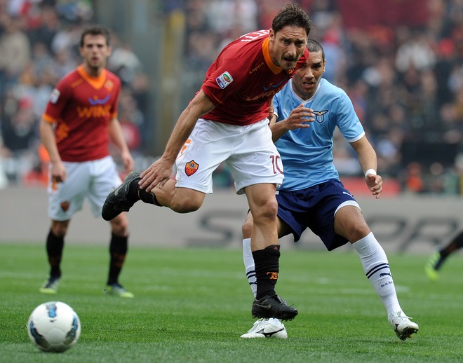 AS Roma's Forward Francesco Totti (L) Vies