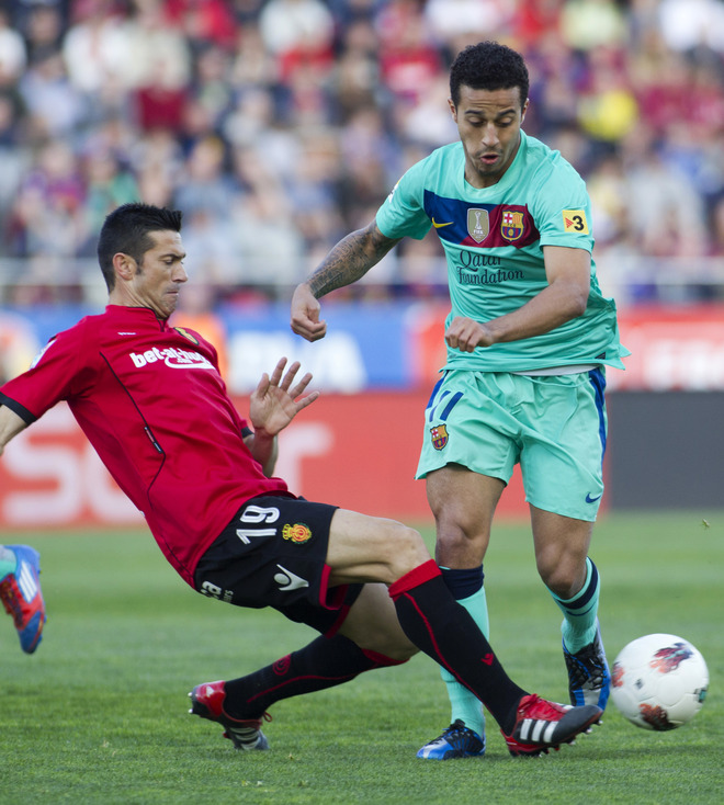 Barcelona's Midfielder Thiago Alcantara (R) Vies