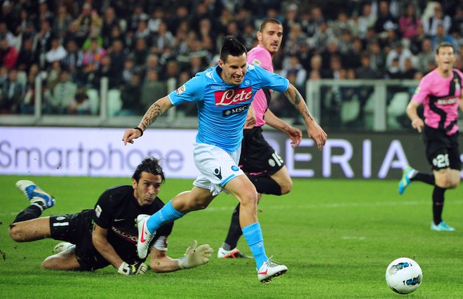 Napoli's Slovak Midfielder Marek Hamsik (L) Fights