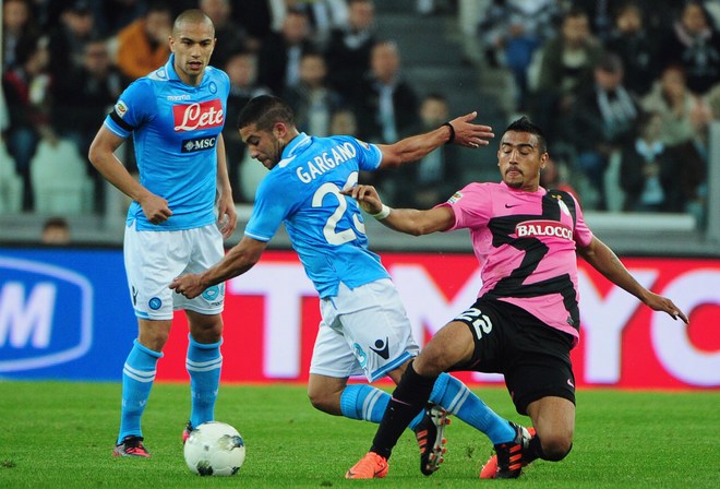 Juventus' Midfielder Of Chile  Arturo Vidal  (R) Fights For The Ball With Napoli's Huruguayan Midfielder Walter