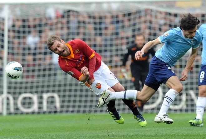 AS Roma's Midfielder Daniele De Rossi (L) Vies