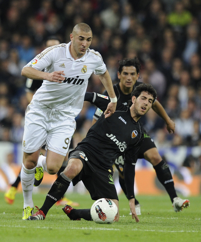 Real Madrid's French Forward Karim Benzema  (L) Vies