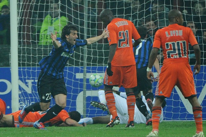 Inter Milan's Argentine Forward Diego Alberto Milito (C) Celebrates