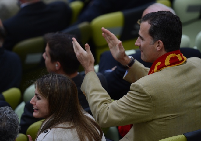 Spain's Prince Felipe (R) And Spain's Princess Letizia Applaud