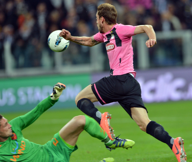 AS Roma's Goalkeeper Of Netherland Maarten Stekelenburg  (L) Challanges For The Ball With Juventus' Midfielder Claudio