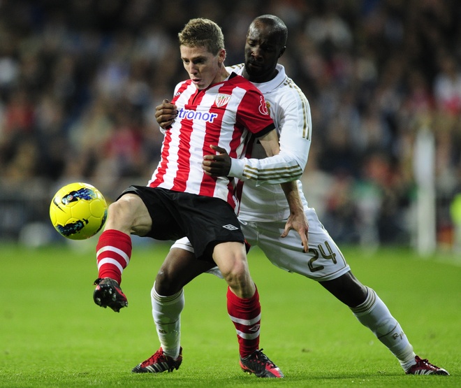 Real Madrid's French Midfielder Lassana Diarra (L) Vies