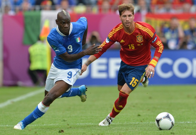 Italian Forward Mario Balotelli (L) Vies