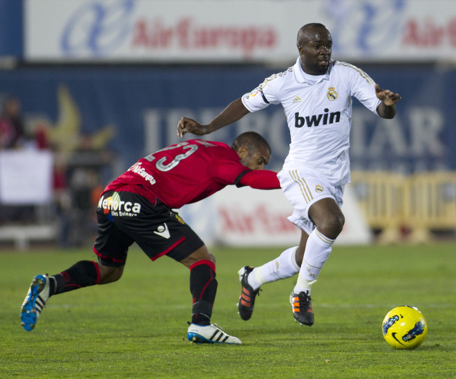 Real Madrid's French Midfielder Lass Diarra (R) Vies