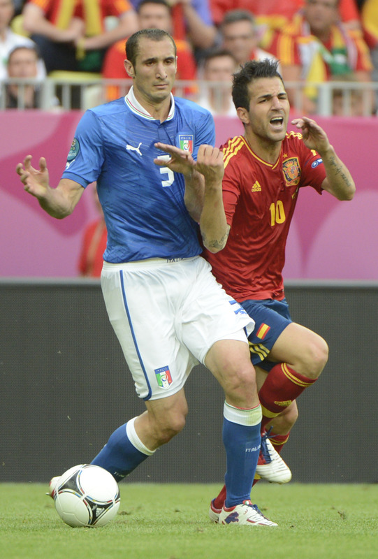 Italian Defender Giorgio Chiellini (L) Vies