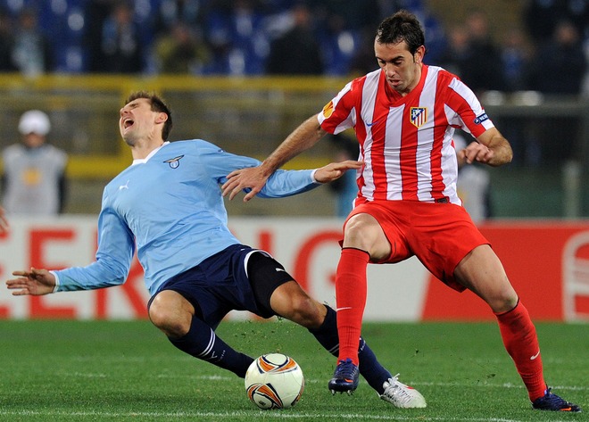 Lazio's German Forward Miroslav Josef Klose (L) Fights For The Ball With Atletico Madrid's Uruguayan Defender Diego