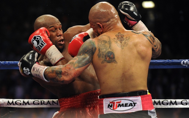 US Boxer Floyd Mayweather (L) Fights