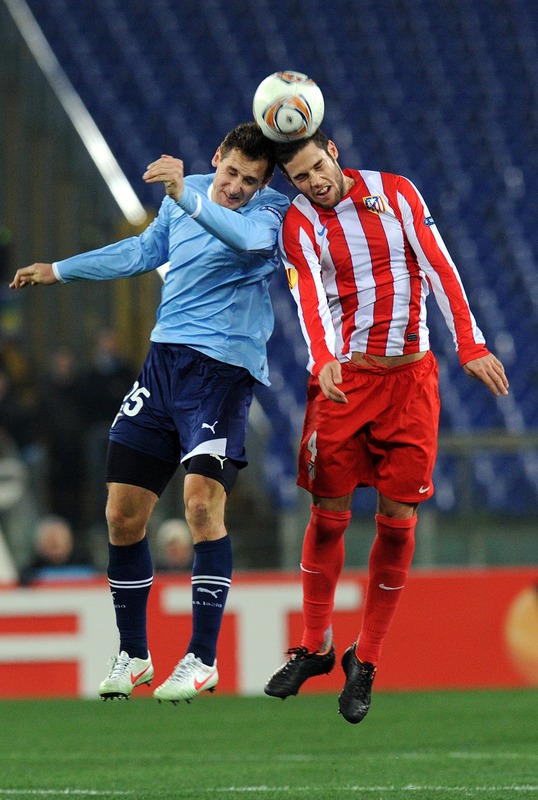 Lazio's German Forward Miroslav Josef Klose (L) Fights