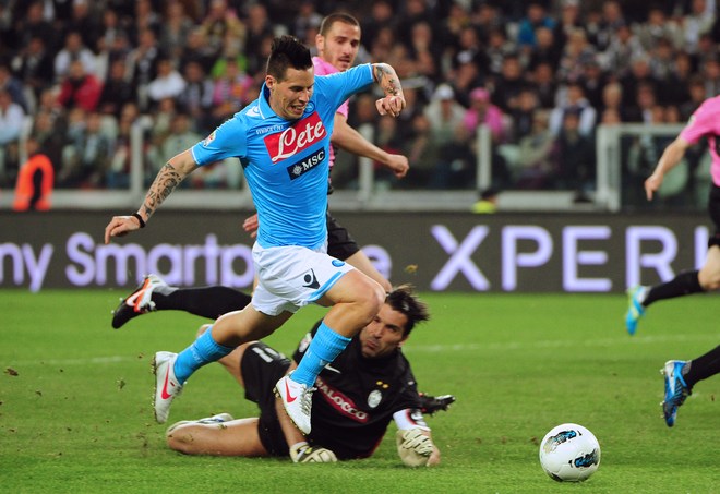 Napoli's Slovak Midfielder Marek Hamsik (L) Fights