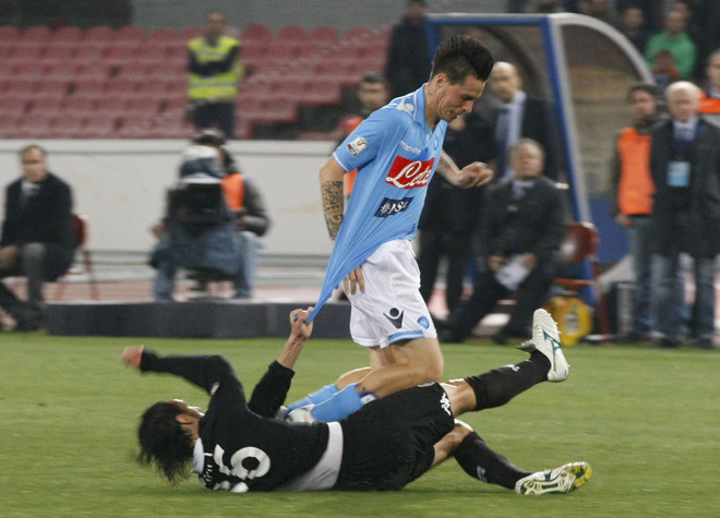 SSC Napoli's Slovak Forward Marek Hamsik (up) Fights