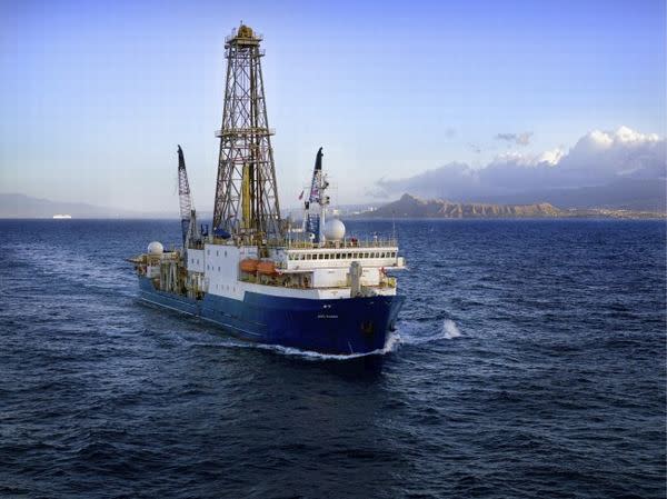  اكتشاف أكبر بركان في أعماق البحار !!!! JOIDES-Resolution-Ship-on-drilling-expedition-to-Tamu-Massif-650x487
