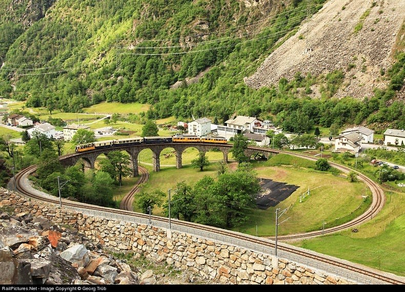  شاهد جسر «بروسيو» اللولبي في سويسرا Brusio-spiral-viaduct-7%25255B5%25255D