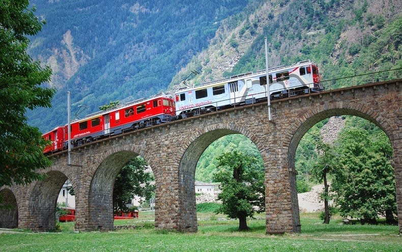  شاهد جسر «بروسيو» اللولبي في سويسرا Brusio-spiral-viaduct-5%25255B6%25255D