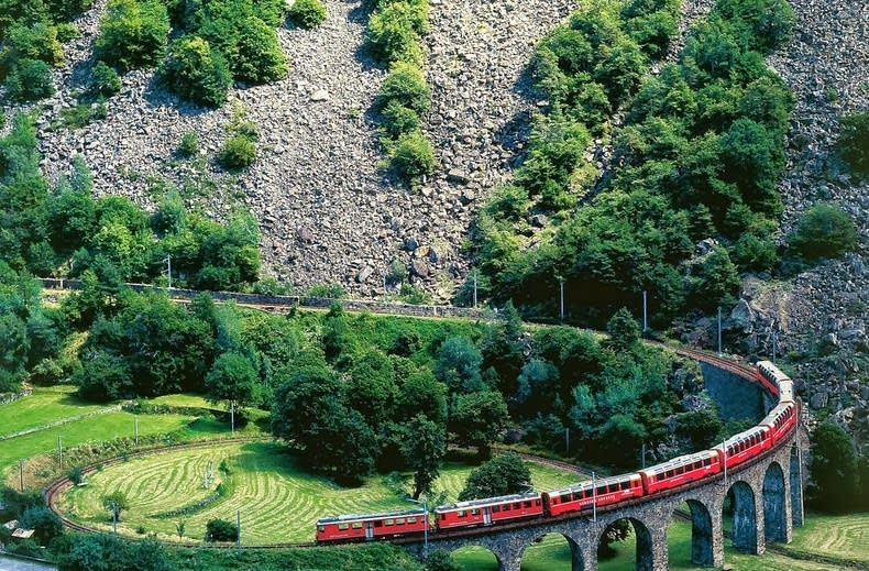  شاهد جسر «بروسيو» اللولبي في سويسرا Brusio-spiral-viaduct-6%25255B2%25255D