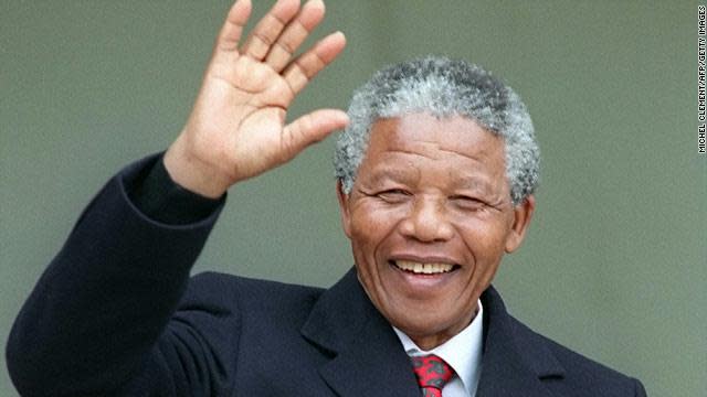  من هو العظيم نيلسون مانديلا  Gal.Nelson.mandela.waving.jpg_-1_-1