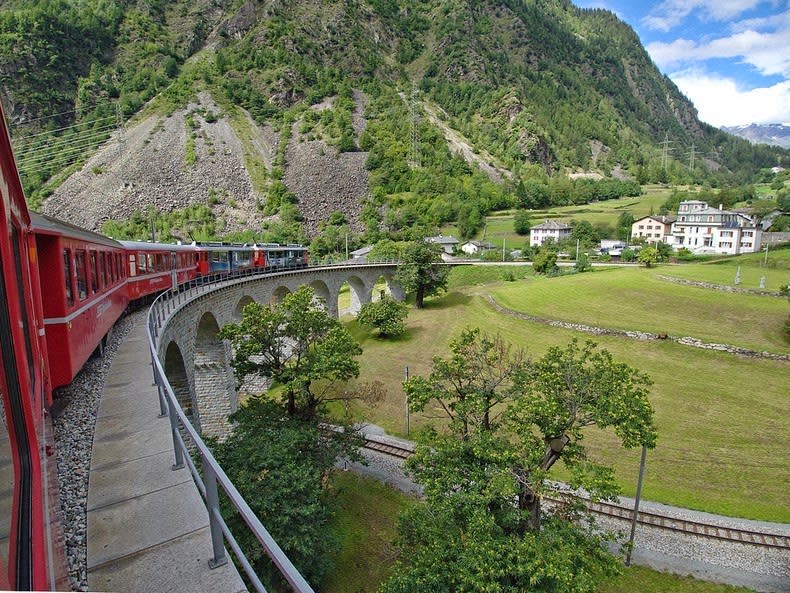  شاهد جسر «بروسيو» اللولبي في سويسرا Brusio-spiral-viaduct-2%25255B2%25255D
