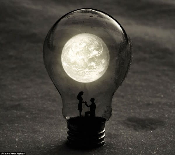 صورمن لمبات طريقه رائعه Miniature-World-Inside-Light-Bulbs-9-600x532