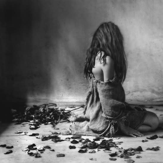 بطالة أنوثة Mocanu-bw-blackwhite-Tremendo-artistic-black-and-white-photography-woman-sadness-sad-beauty_large
