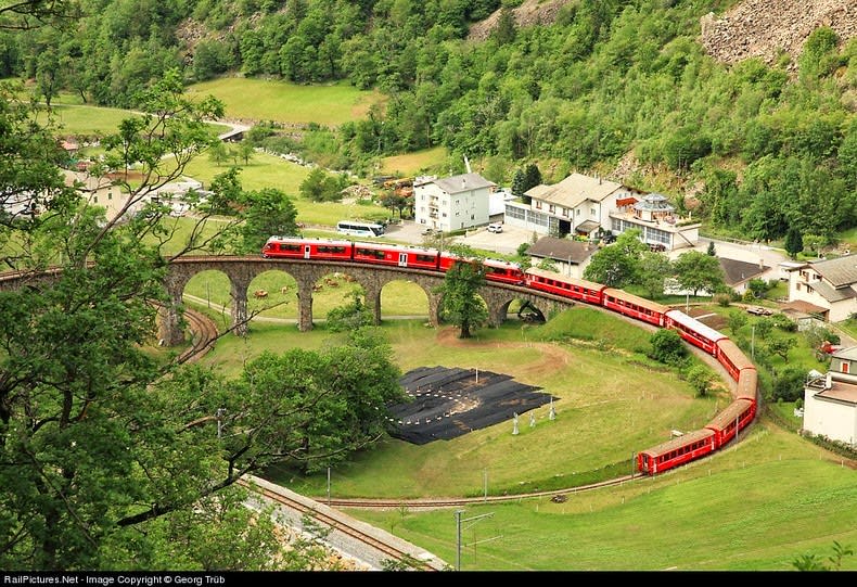  شاهد جسر «بروسيو» اللولبي في سويسرا Brusio-spiral-viaduct-9%25255B5%25255D