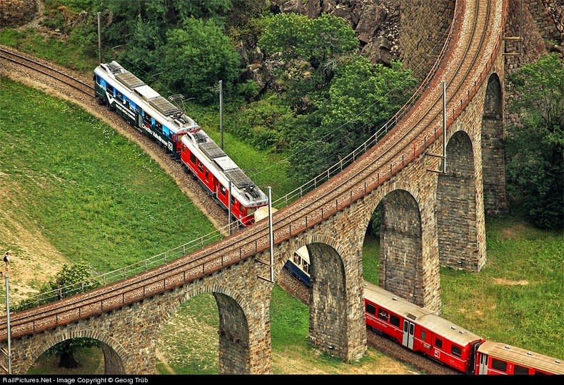  شاهد جسر «بروسيو» اللولبي في سويسرا Brusio-spiral-viaduct-11%25255B5%25255D