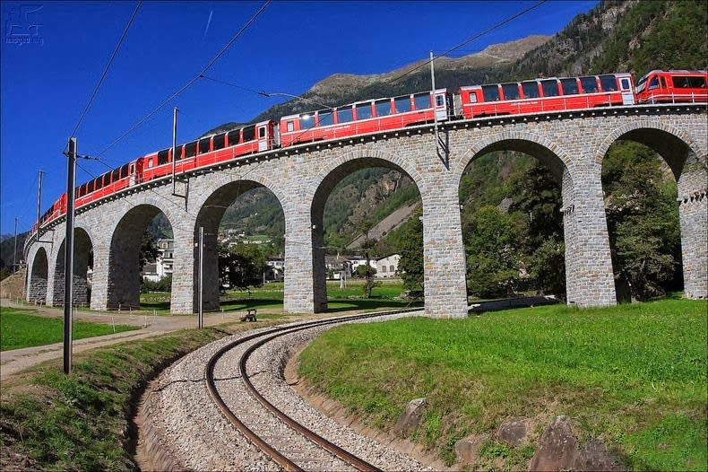  شاهد جسر «بروسيو» اللولبي في سويسرا Brusio-spiral-viaduct-4%25255B6%25255D