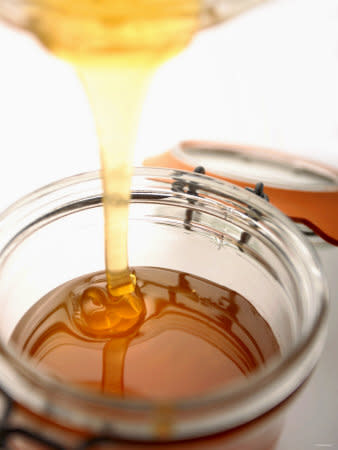 أسرار الشفاء بالعسل Paul-blundell-organic-honey-running-into-a-honey-jar