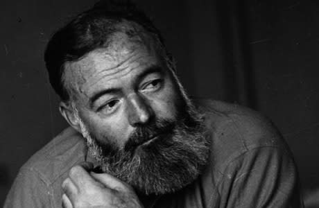 المؤكد أن مقولة ” الفرق بين العبقرية والجنون شعرة رقيقة “ .. هي مقولة صحيحة أحياناً Ernest+Hemingway