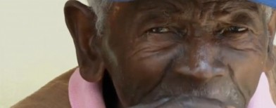 Pese a su insano vicio, podría ser el más viejo del mundo (captura del vídeo)