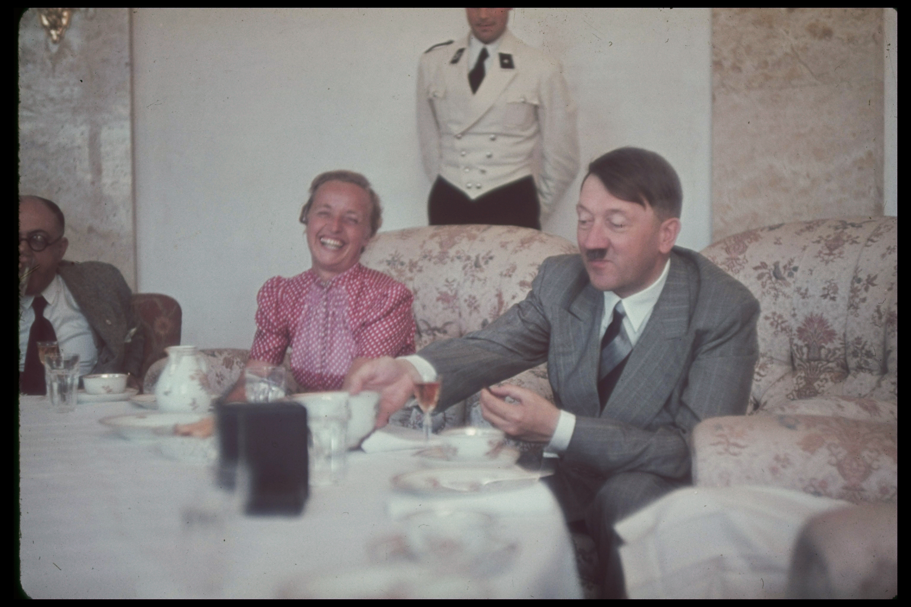 Nově objevené barevné fotografie z bytů Hitlera