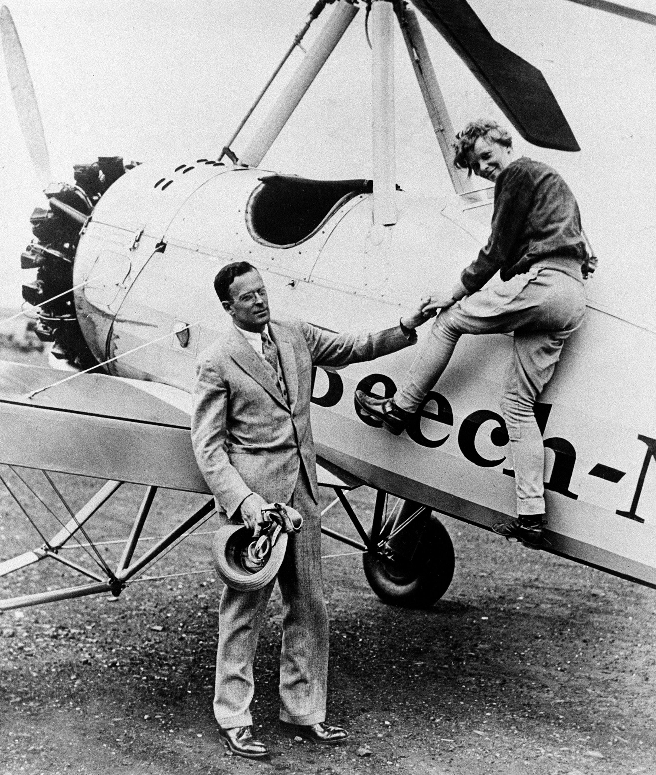 Hunt for Amelia Earhart's Plane Back On