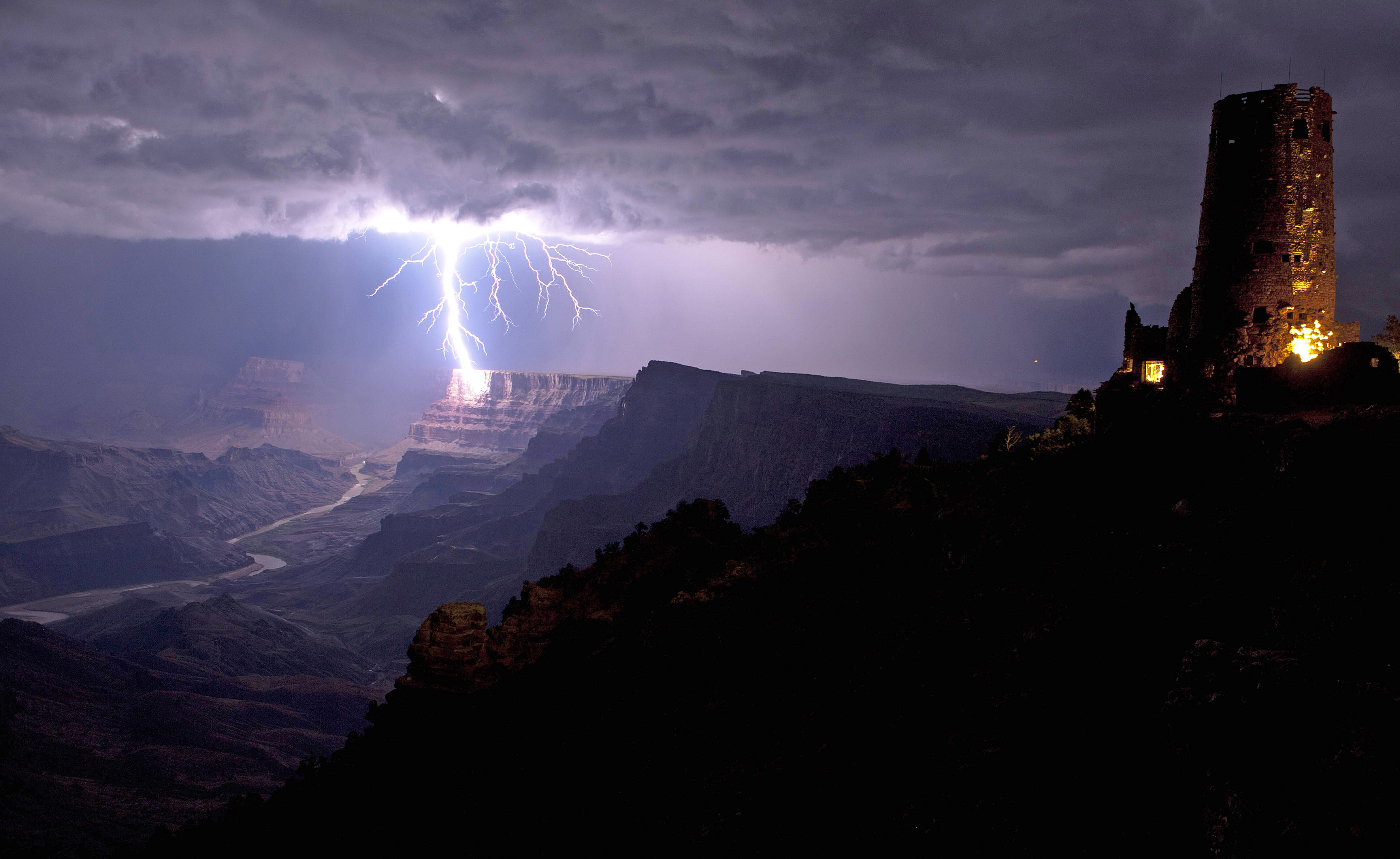 CATERS-LIGHTNING-STRIKE-GRAND-CANYON-01-jpg_201747.jpg