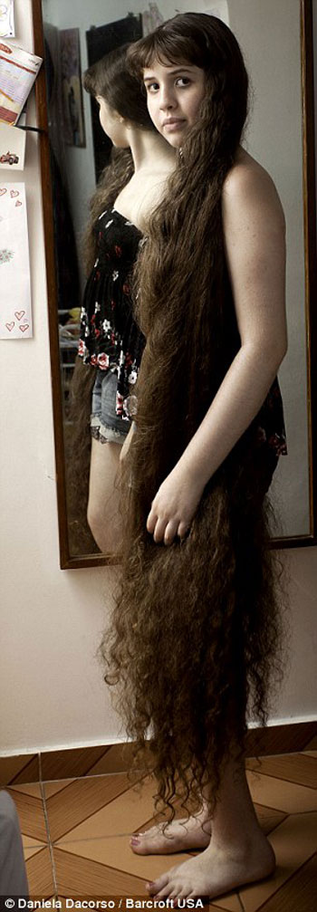 [صور] "رابونزيل" شعرها متر ونصف قررت بيعه بـ3500 جنيه إسترلينى