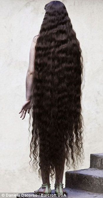 [صور] "رابونزيل" شعرها متر ونصف قررت بيعه بـ3500 جنيه إسترلينى