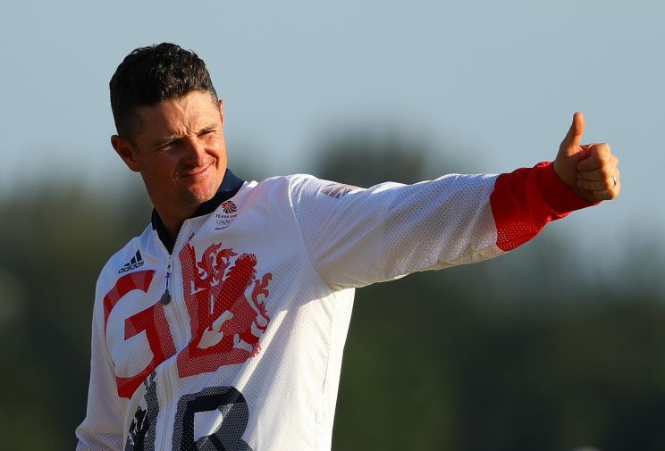 Justin Rose gives a thumbs up after winning Olympic gold. (Getty Images)