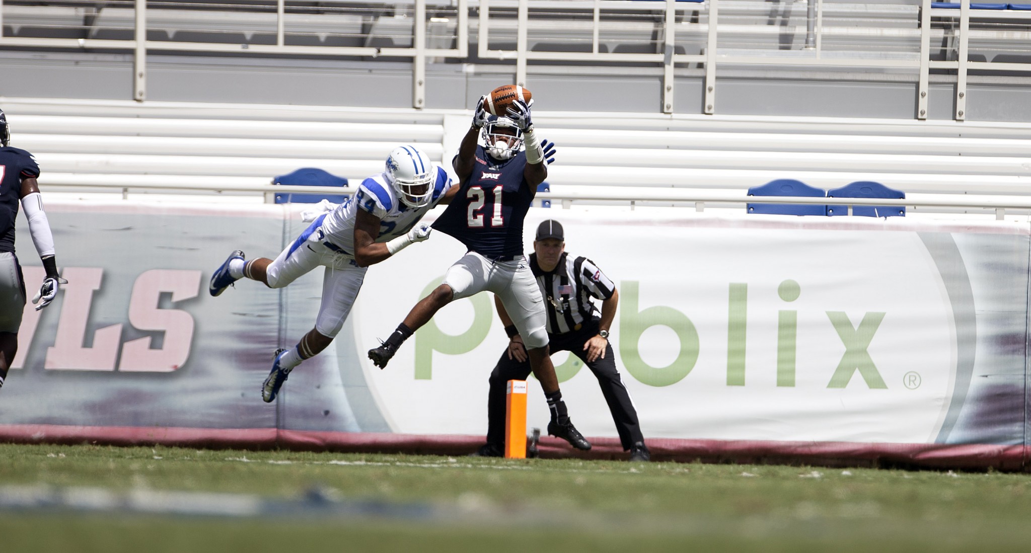 Middle Tennessee's Terry Pettis (84) and florida Atlantic's Tony Moore (21) fight for a pass during the first half of a NCAA football game in Boca Raton, Fla., Saturday, Sept. 21, 2013. (AP Photo/J Pat Carter)