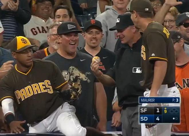 Fans, players and even the umpires react to Yangervis Solarte's cheesy catch. (MLB)